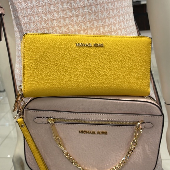 Michael Kors Jet Set Travel Large Travel CONTINENTAL 
BUTTER NWT - Picture 12 of 16